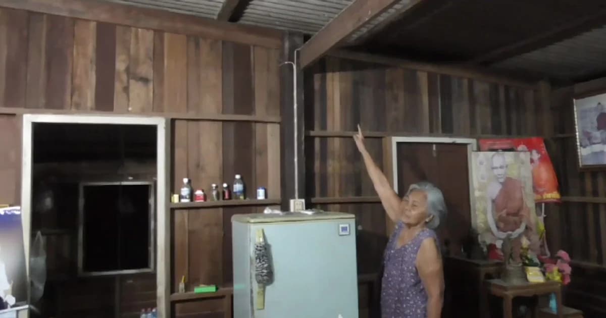 อ่างทอง ยายวัย 78 ปีแทบช๊อก! พบกระสุนปริศนาตกใส่หลังคาบ้านในชุมชนรวม 4 หลังคาเรือน