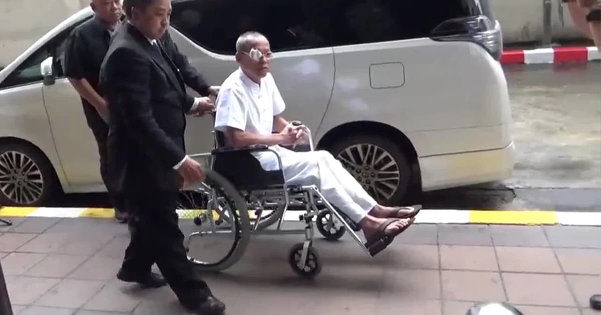 ‘พุทธะอิสระ’ นั่งรถเข็นขึ้นศาลรับสารภาพทำร้ายตำรวจในม็อบ กปปส.