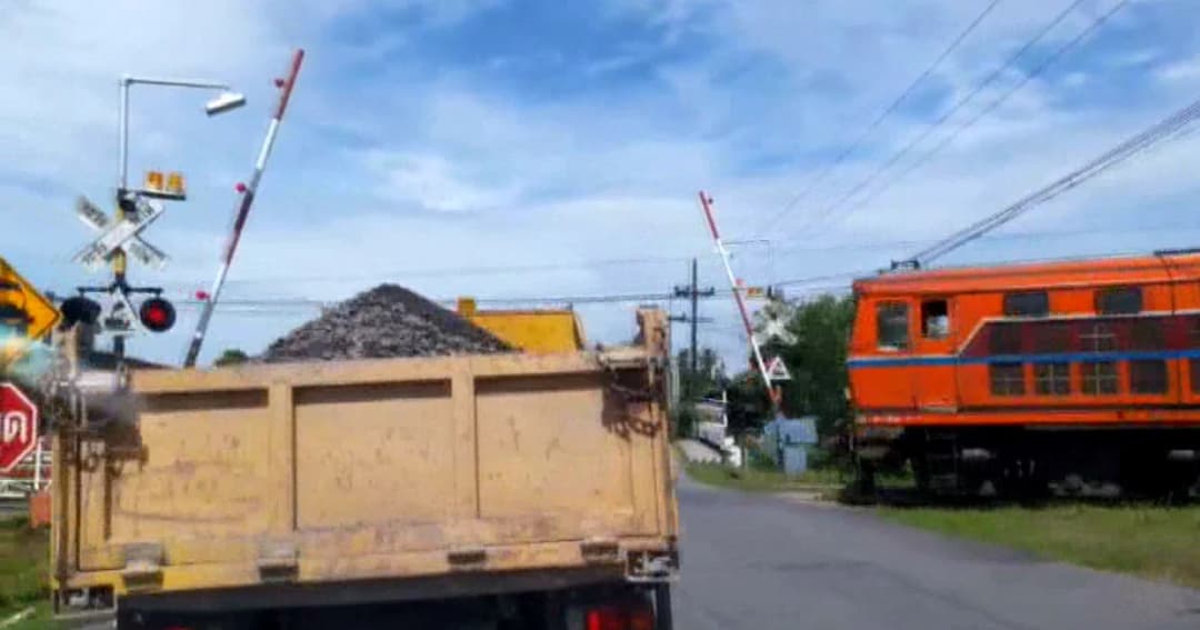 เปิดคลิปเตือนภัย ! แผงไม้กั้นรถไฟลงผิดเวลา หวิดเกิดโศกนาฏกรรม