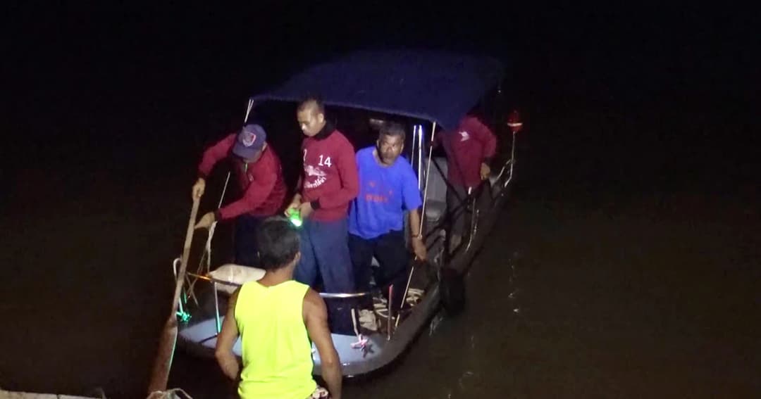 คลื่นแรง! ซัดเรือประมงล่ม ในทะเลสาบสงขลา พ่อ-ลูกรอด แม่จมน้ำดับ