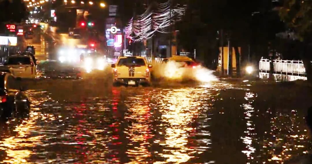 พายุโซนร้อน ‘บารีจัต’ ถล่มพัทยาชั่วโมงเดียว น้ำท่วมทั้งเมือง