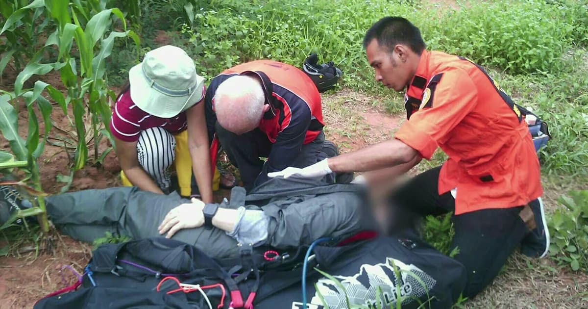 ระทึก! ร่มร่อนตกกระแทกพื้น บนเขาสะเดา นักบินต่างชาติเจ็บสาหัส