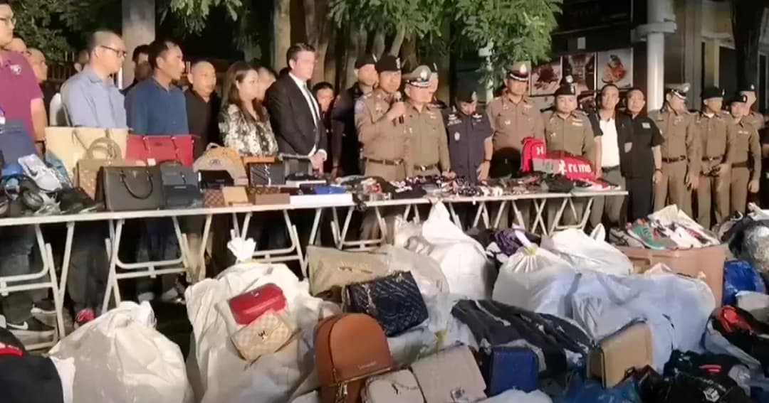 ‘บิ๊กโจ๊ก’ นำทีมจับสินค้าละเมิดลิขสิทธิ์ จ.เชียงใหม่ ยึดได้กว่า 30 ล้านบาท