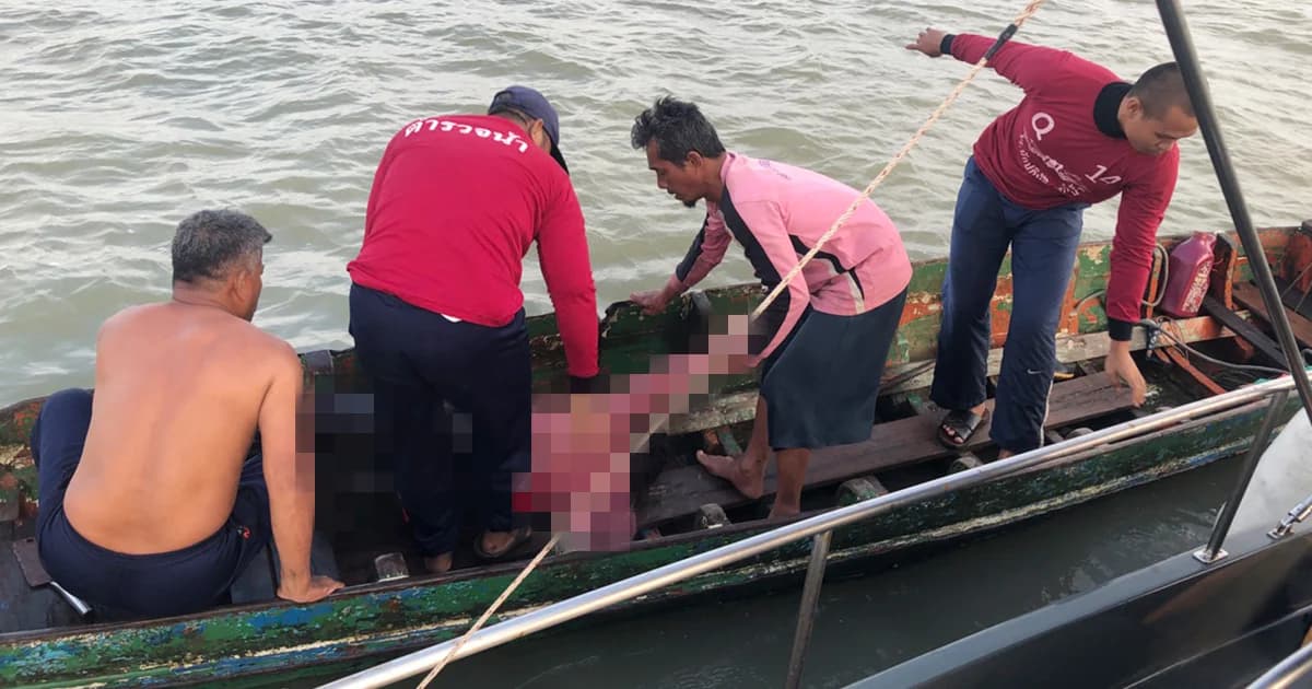 พบแล้ว! ศพหญิงจมน้ำ เหตุคลื่นซัดเรือประมงล่ม กลางทะเลสาบสงขลา
