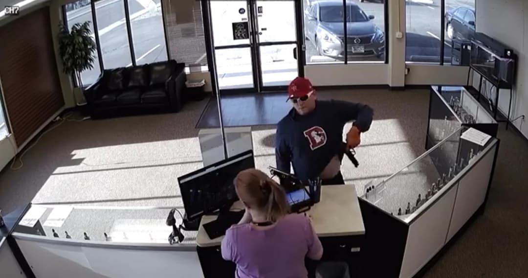 โจรตูดหมึก ทำปืนตก แถมกางเกงหลุดตูด (มีคลิป)