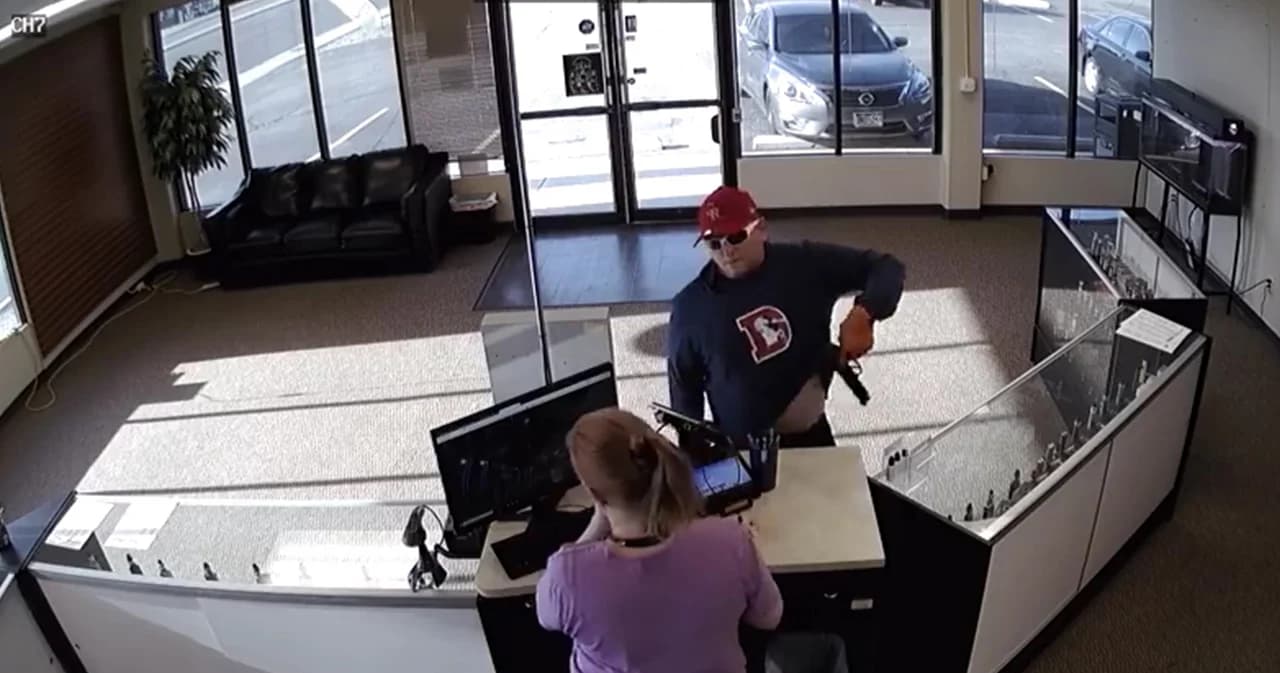 โจรตูดหมึก ทำปืนตก แถมกางเกงหลุดตูด (มีคลิป)