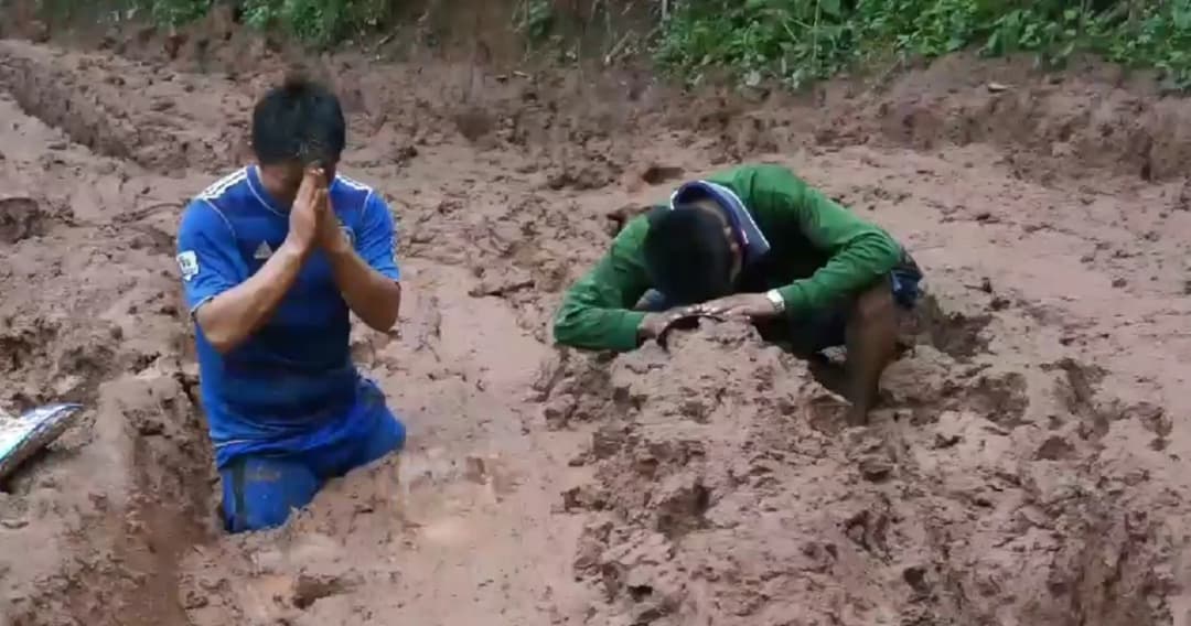 ชาวบ้าน จ.เพชรบูรณ์ กราบดินโคลนบนถนน วอนนายกฯ ช่วยซ่อมถนนหนทาง