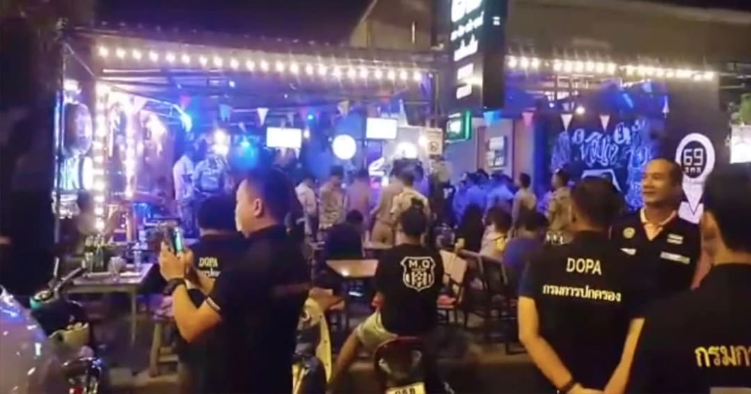 จนท.บุกผับตรวจบัตร พบเด็กอายุต่ำกว่า 20 ปี ใช้บริการ เตรียมเสนอผู้ว่าฯ สั่งปิด 5 ปี !