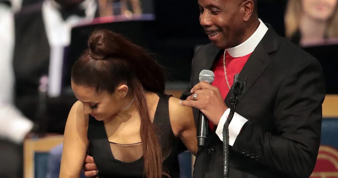 ตั้งใจหรือเปล่า? บาทหลวงจับหน้าอกนักร้องสาว