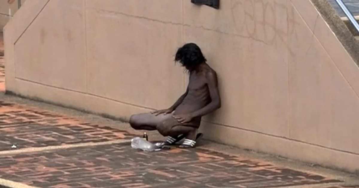 ผวา ! หนุ่มเร่ร่อนสติไม่ดีแก้ผ้าผึ่งแดดริมคูเมืองโคราช ใกล้ รร.หญิง