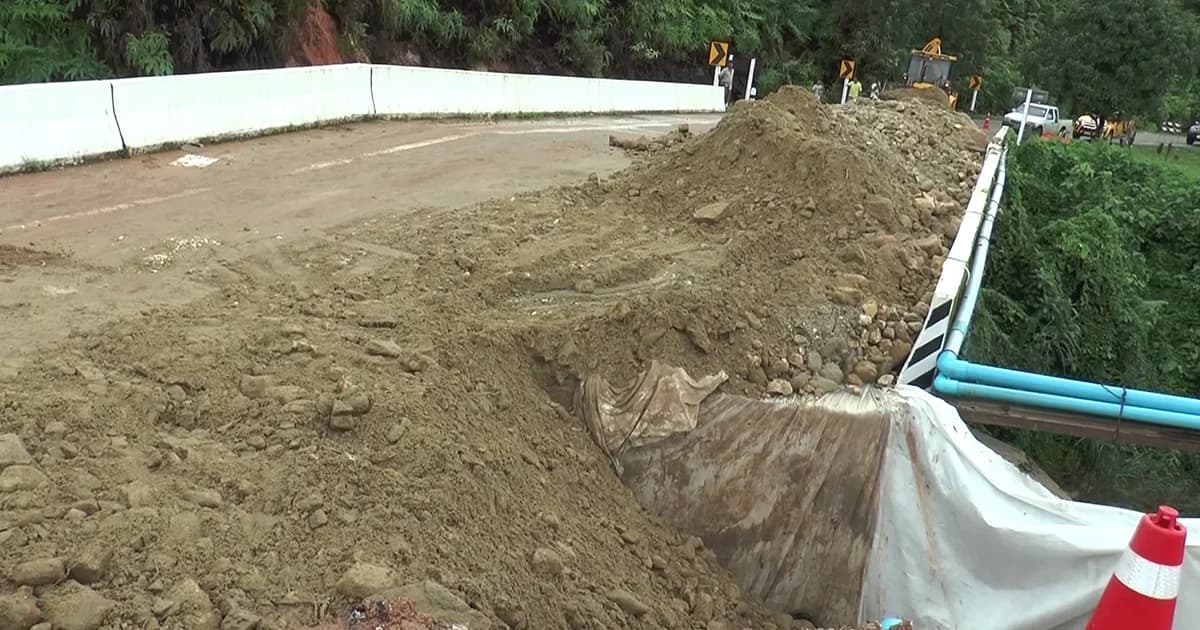 ‘ระนอง’ น้ำป่าหลาก กัดเซาะคอสะพานทรุด-ถนนขาด เดือดร้อนนับร้อยครัวเรือน