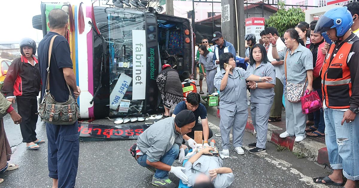 หวิดดับยกคัน! คนขับบัสรับส่ง พนง. เมา ชนขอบสะพานคว่ำ เจ็บระนาว