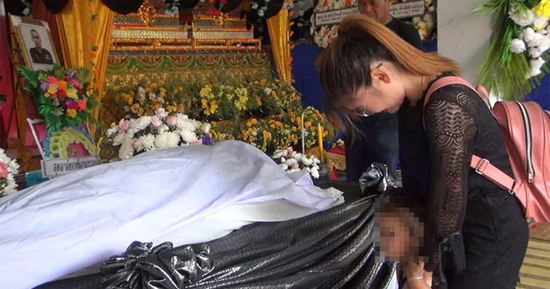 ศพพลทหารเข้ม เหยื่อ 3 รุ่นพี่รุมซ้อม ถึงบ้านเกิด เมียท้องแก่อุ้มลูก 3 ขวบรอรับ