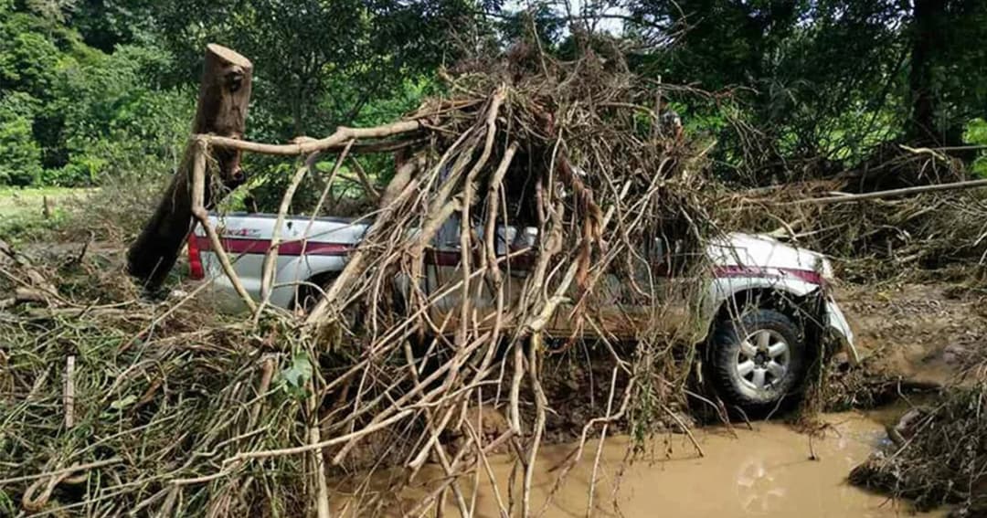 เเม่ฮ่องสอน น้ำป่าไหลหลาก พัดรถยนต์ไปกับกระแสน้ำ