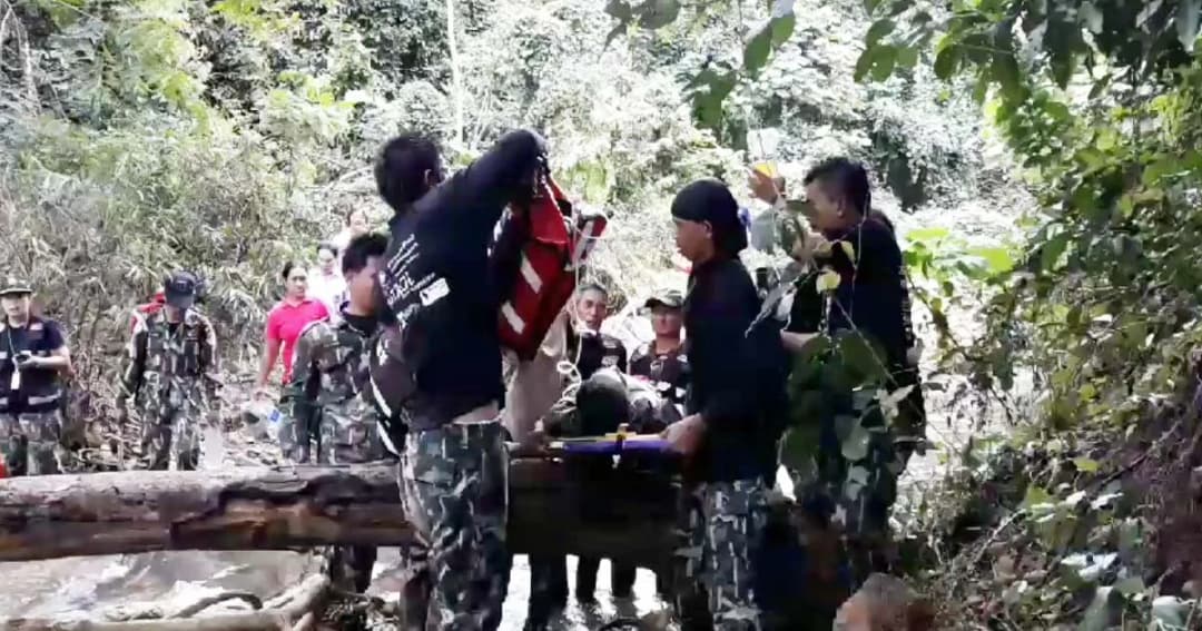 ใจแข็ง! จนท.อุทยานฯ กุยบุรี ล้มทับมีดระหว่างลาดตระเวนกลางป่า