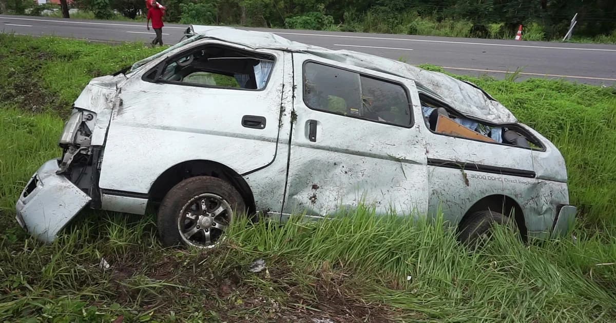 ฝนตกถนนลื่น! รถตู้ ส.ป.ก. แหกโค้งพลิกคว่ำ เจ้าหน้าที่สาหัส 6 ราย