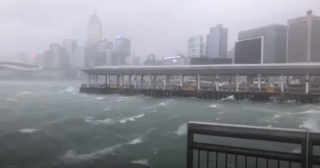 ฮ่องกงเตือนภัยขั้นสูงสุด รับมือซูเปอร์ไต้ฝุ่น ‘มังคุด’ ก่อนมุ่งหน้าสู่จีนเย็นนี้