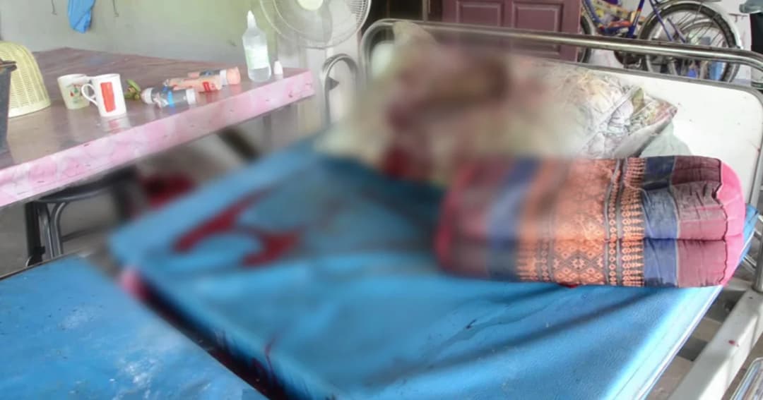 สุดสลด! พ่อเฒ่าวัย 65 ถูกฟันหัวแบะคาเตียงคนไข้ คาดลูกชายที่ป่วยจิตเวชลงมือ
