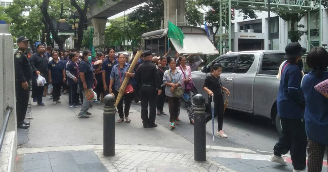 เครือข่ายเกษตรกรรวมตัวเรียกร้องแก้ปัญหาหนี้หน้า ธ.กสิกรสำนักงานใหญ่