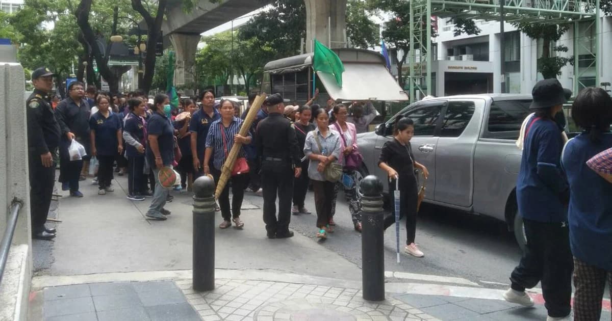 เครือข่ายเกษตรกรรวมตัวเรียกร้องแก้ปัญหาหนี้หน้า ธ.กสิกรสำนักงานใหญ่