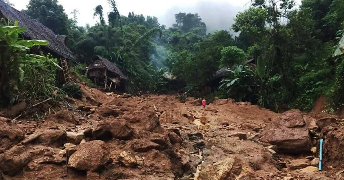 น้ำป่าหลากซัดโคลนถล่มทับศูนย์อพยพฯ จ.แม่ฮ่องสอน เสียชีวิตอย่างน้อย 1 ราย สูญหาย 7 ราย