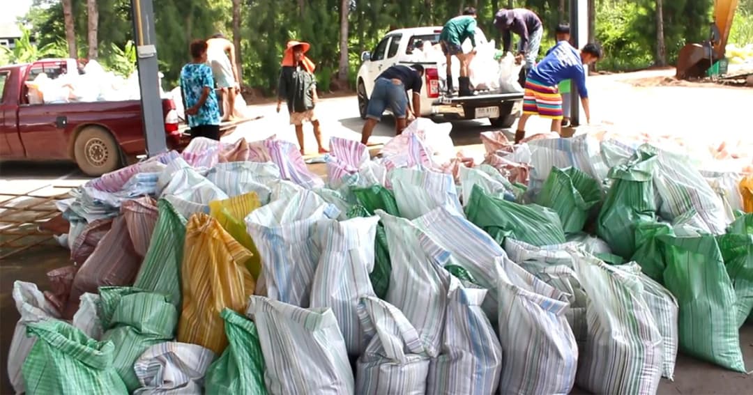 อบต.คลองสี่ ขนกระสอบทรายช่วยเหลือ ปชช. เตรียมรับมือน้ำท่วม