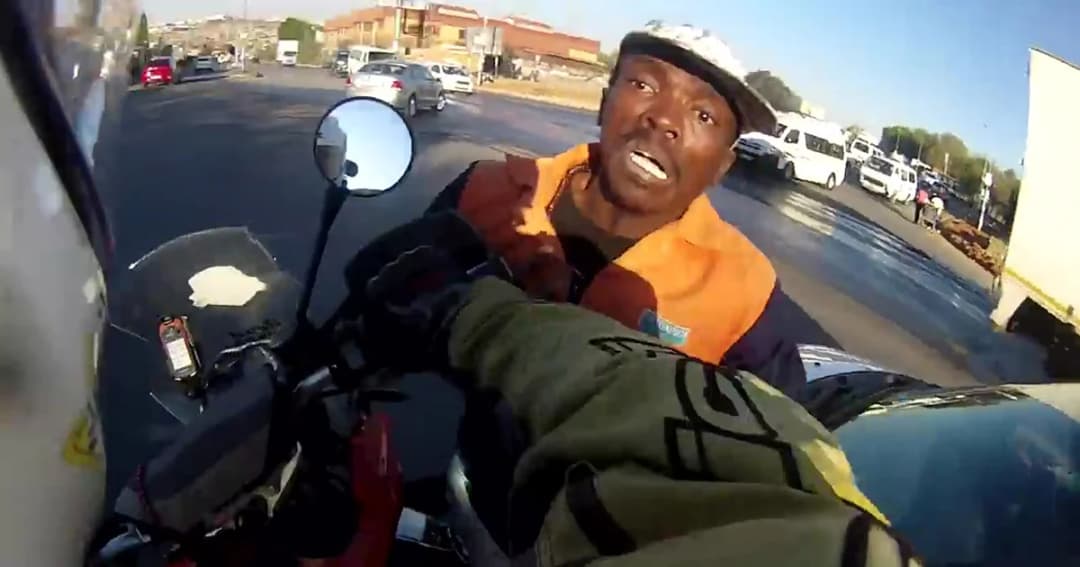 ไบค์เกอร์หนุ่มฮีโร่ ขี่ จยย.ชน ‘หัวขโมย’