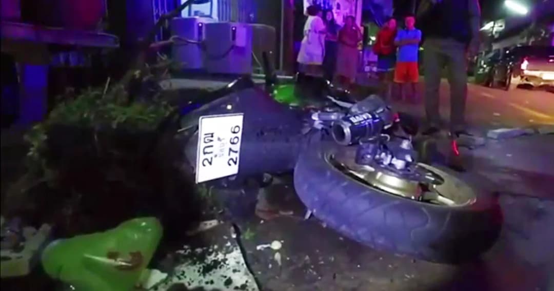 ท้าทาย! หนุ่มขี่บิ๊กไบค์ยกล้อโชว์ตำรวจ ถูกไล่จับ สุดท้ายล้มหน้าคว่ำ เจ็บขาหัก