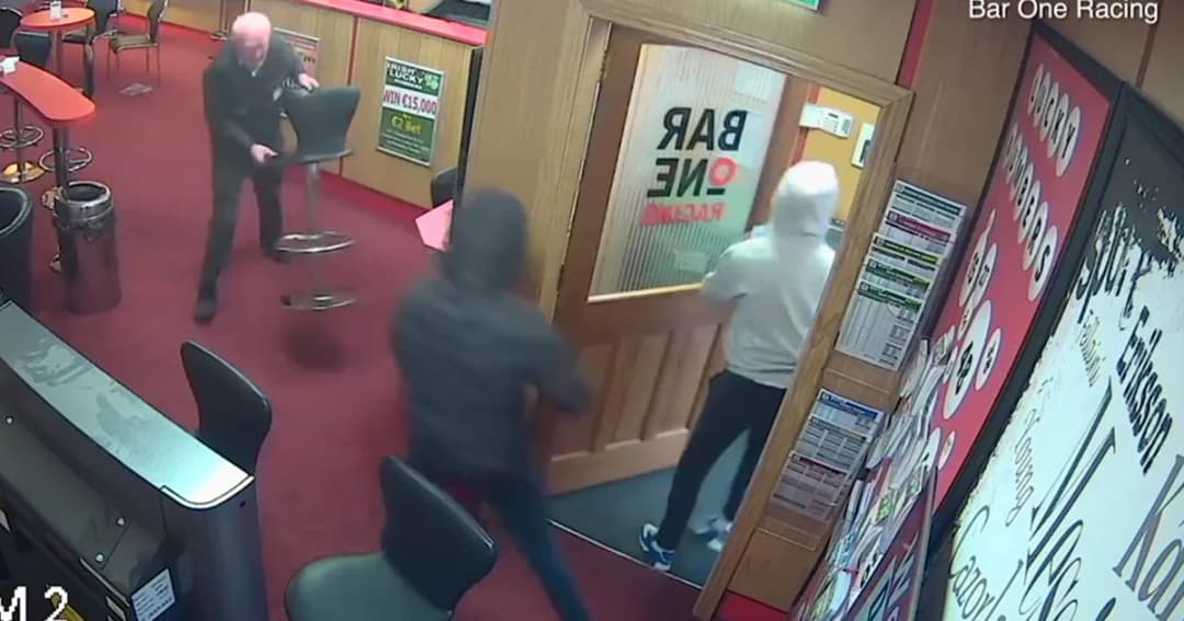 ฮีโร่วัย 84 ปี ใช้มือเปล่า จัดการแก๊งโจรปล้นบ่อน