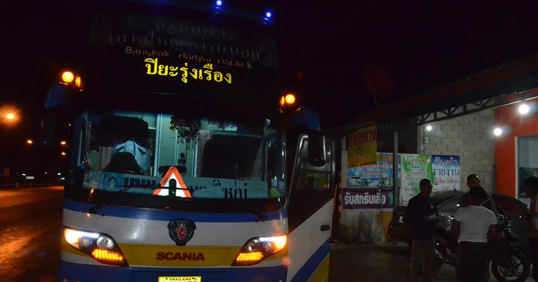 ชุมพร ระทึก! รถกระบะรั้วขับแข่งบนถนน ฉุนรถทัวร์ขวางชักปืนไล่ยิง 5 นัด ถูกผู้โดยสารสาหัส