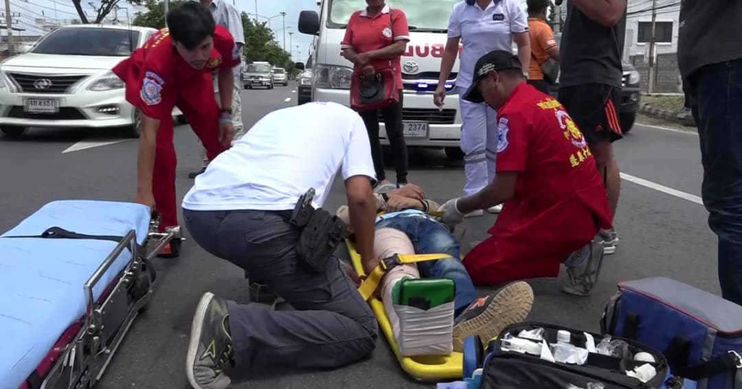 ใครถูกใครผิด? เก๋งหวังดีจอดรถให้คนข้าม กระบะไม่เห็นพุ่งชนหนุ่มขาหัก เหตุเกิดที่ทางแยก