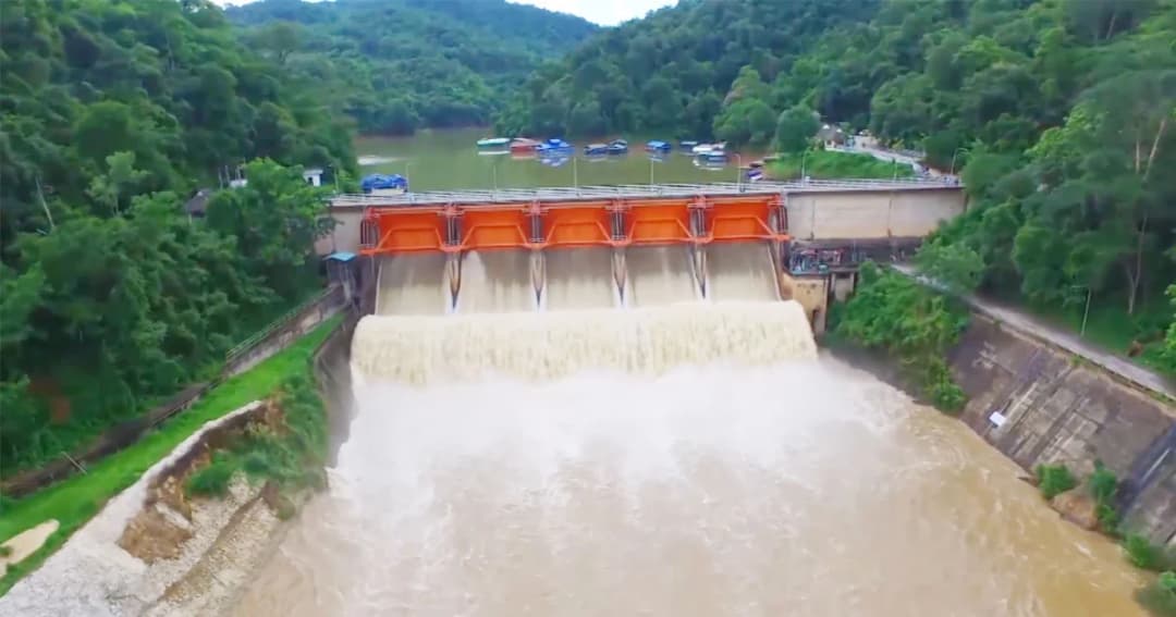 ฝนถล่มหนัก! น้ำป่าทะลักไหลเข้าเขื่อนใหญ่ลำปาง พุ่งทะลุ 87%