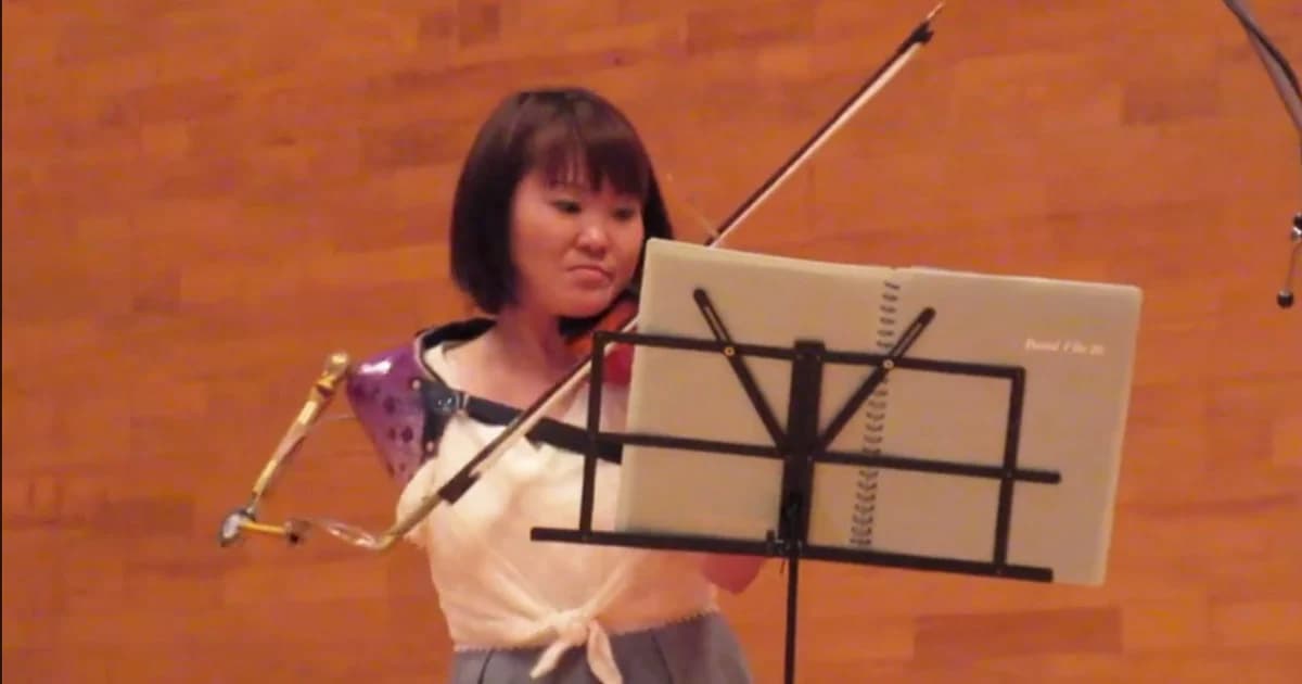 นักว่ายน้ำพาราลิมปิกสาว โชว์ไวโอลินสุดประทับใจ แม้มีแขนเพียงข้างเดียว