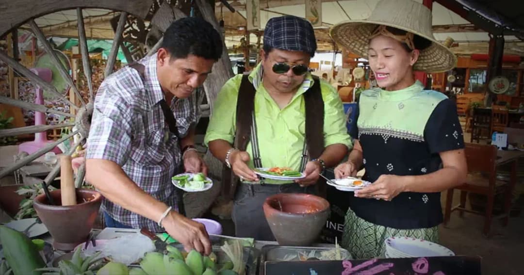 ขายดีขึ้น ! เจ้าของทำไม่อร่อย ปิ้งไอเดียให้ลูกค้าตำส้มตำเอง กินไม่หมดถูกปรับ