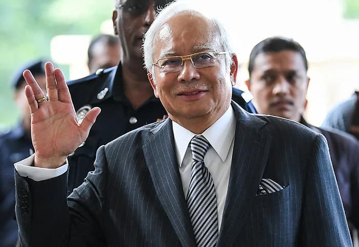 เผยอดีตนายกฯ มาเลเซีย นำร้องเพลง เรียกศรัทธาประชาชนหลังวิกฤต 1MDB