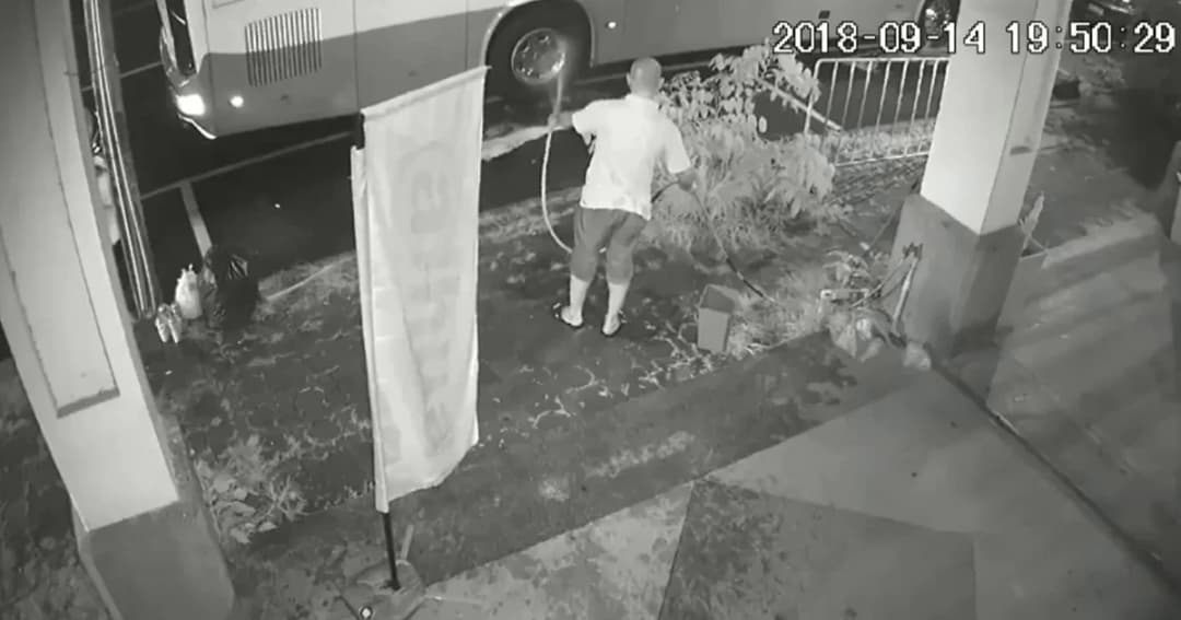 2 หนุ่มแอบขโมยน้ำ ล้างรถหน้าตาเฉย