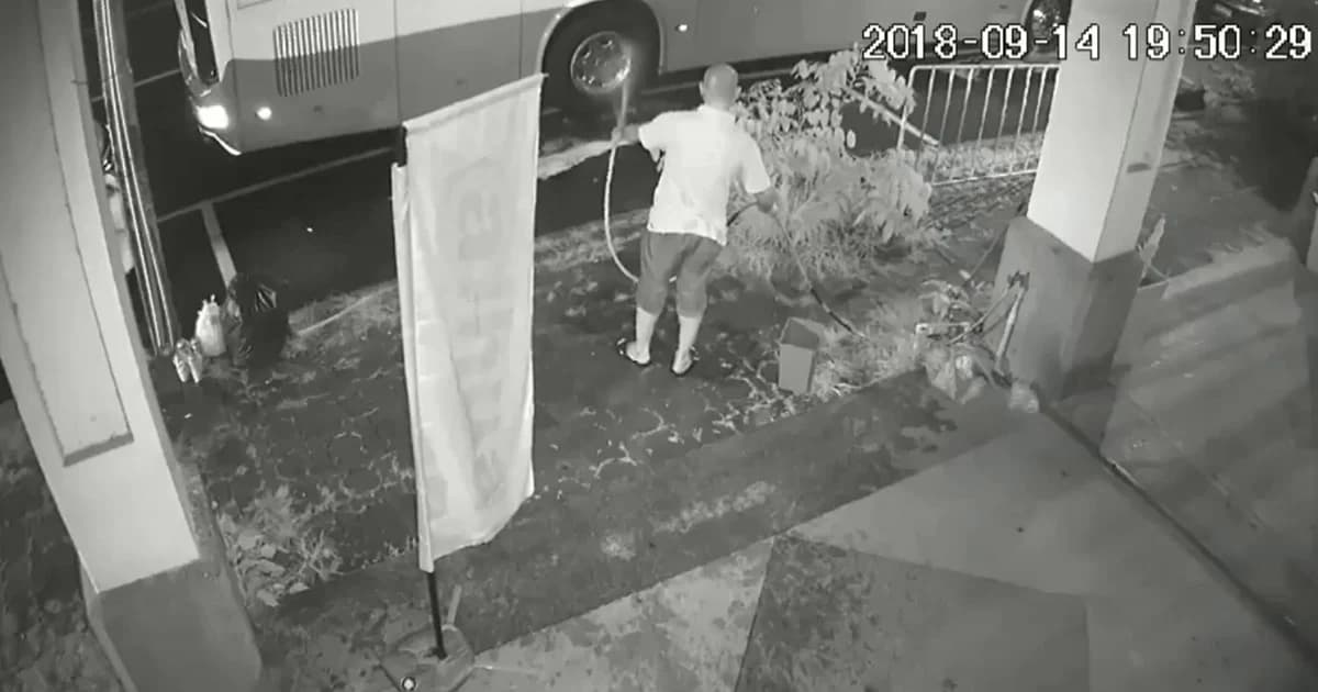 2 หนุ่มแอบขโมยน้ำ ล้างรถหน้าตาเฉย