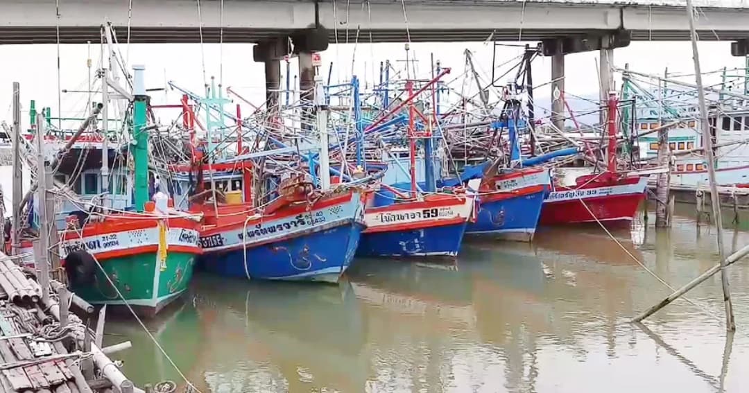 จันทบุรีคลื่นลมแรง! ชาวประมง 4 อ. ออกหาปลาไม่ได้มานานกว่า 5 เดือนแล้ว