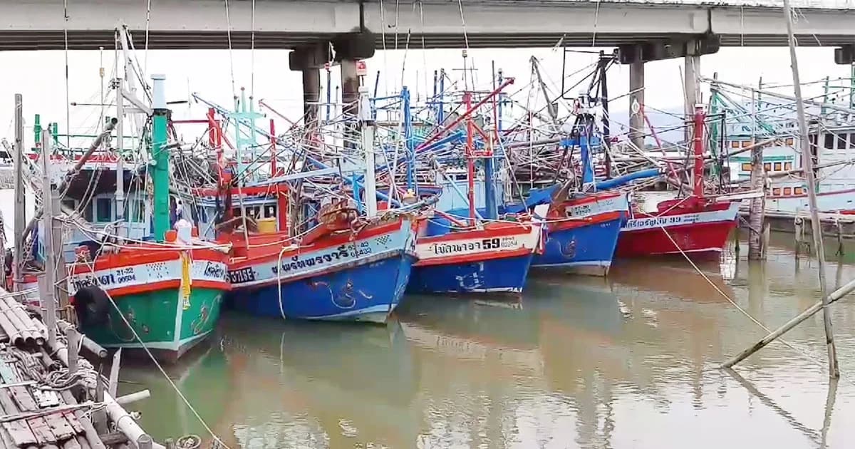 จันทบุรีคลื่นลมแรง! ชาวประมง 4 อ. ออกหาปลาไม่ได้มานานกว่า 5 เดือนแล้ว