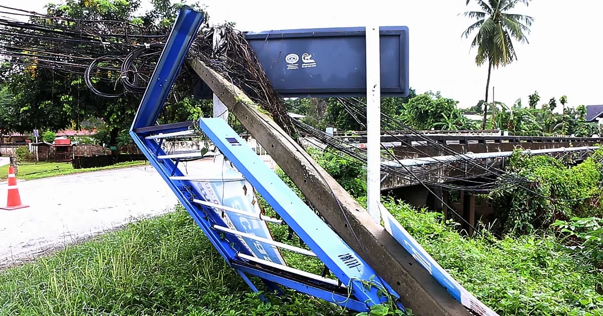 ฤทธิ์พายุมังคุด! ฝนกระหน่ำ ‘ลำปาง’ ซัดเสาโทรศัพท์หักโค่น สายเคเบิลขวางถนน