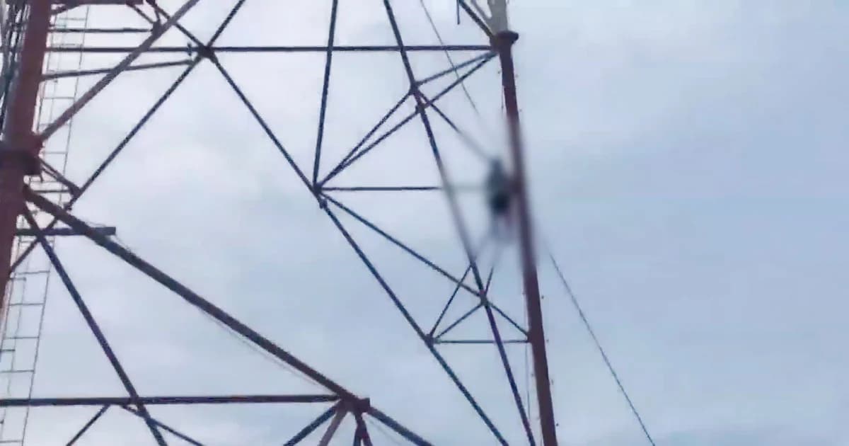 ผู้ต้องหาคดียาเสพติด เครียดหนีออกจากห้องสอบสวน ปีนเสาวิทยุ ตร.ผูกคอดับ !