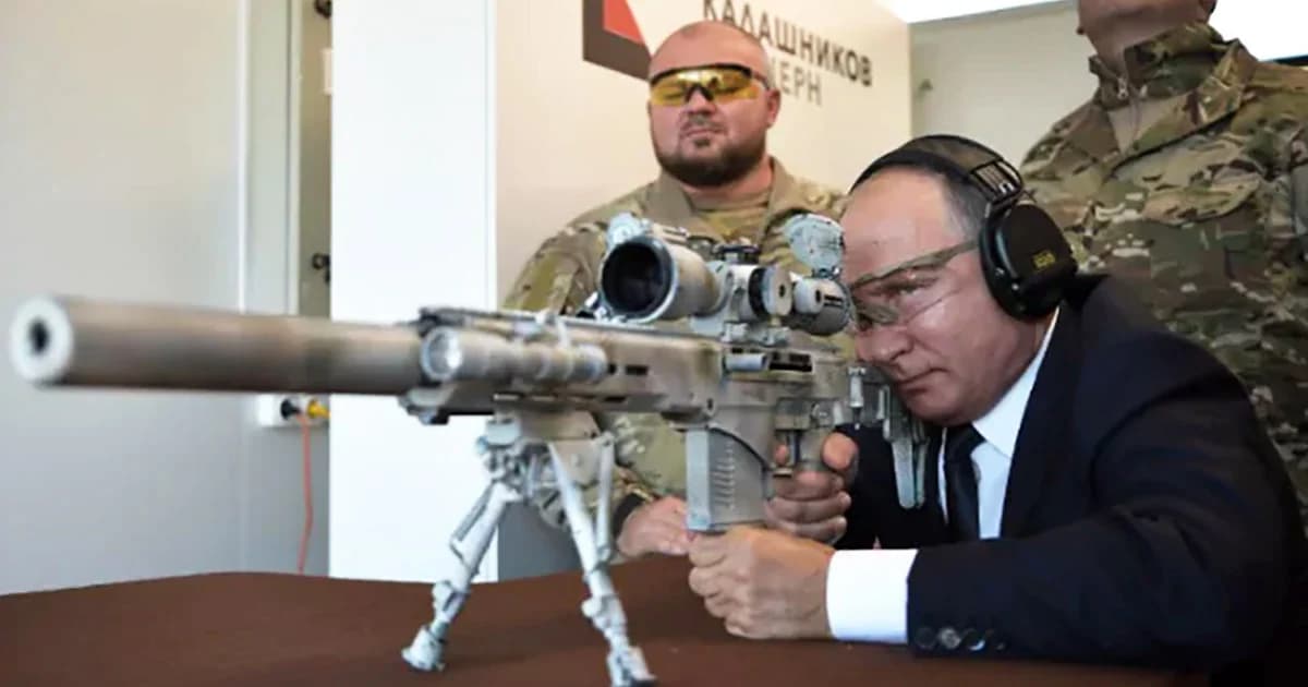 ปูตินโชว์ทักษะนักแม่นปืน ลองไรเฟิลซุ่มยิงในการประชุมโครงการอาวุธ