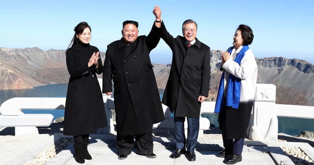 ผู้นำสองเกาหลีร่วมทริปชมภูเขาเพ็กตู ‘ปธน.มุน’ เก็บน้ำทะเลสาบที่ระลึก