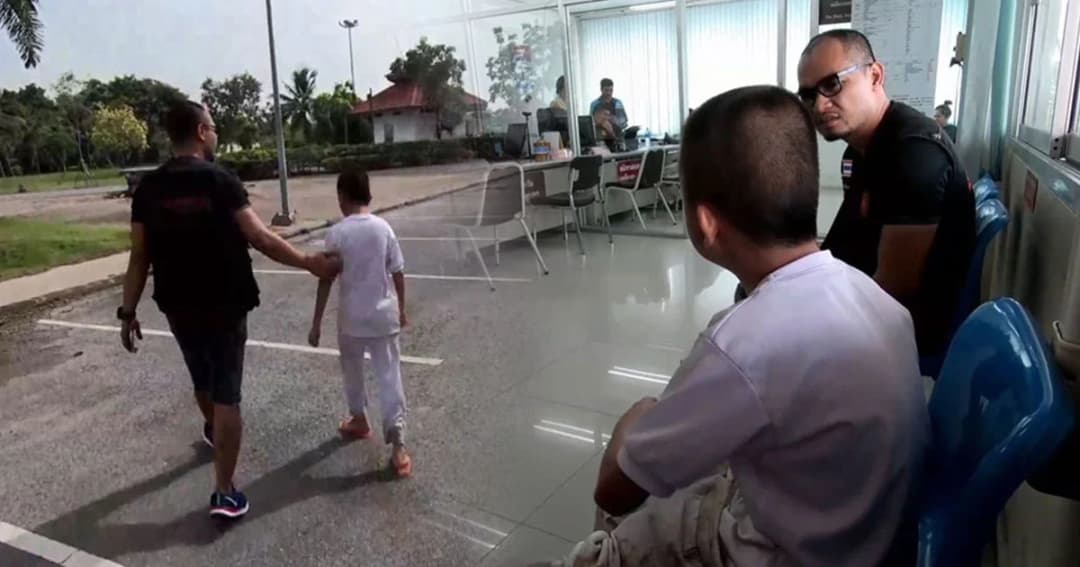 เด็กหลงทาง ! ชาวบ้านช่วยเด็กชายเดินพลัดหลง ก่อนแจ้งตร.ติดต่อญาติ