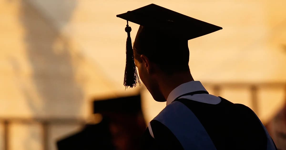 เรียนดียกหนี้ จ่ายเร็วไม่คิดดอก ตกงานพักชำระได้: ทางเลือกการชำระคืนเงินกู้เพื่อการศึกษาจากต่างประเทศ