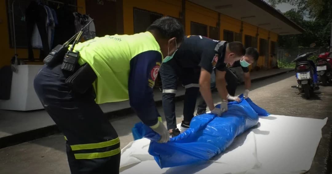 แม่บ้านผงะ ! พบศพชายเสียชีวิตคาห้องพัก หลังได้กลิ่นเหม็น แมลงวันตอมประตู