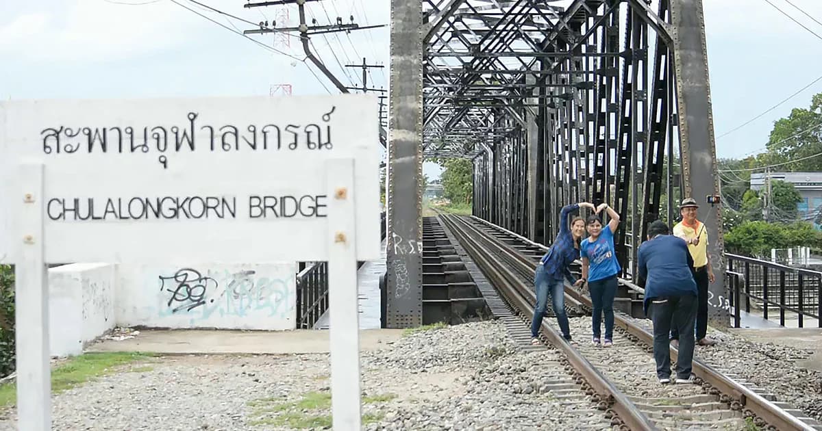 แห่เที่ยวชม ‘สะพานรถไฟจุฬาลงกรณ์’ ก่อนเริ่มกู้ หัวรถจักร-ระเบิดสงครามโลกใต้น้ำ