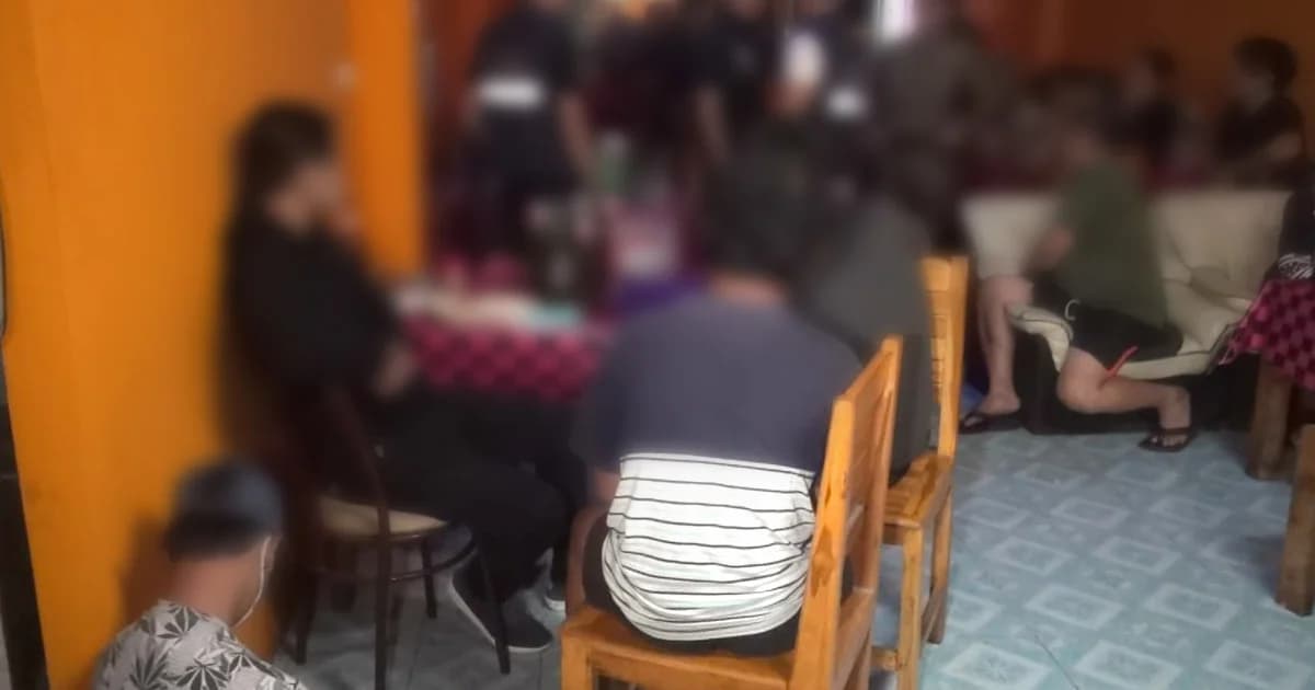 ถุงยางเกลื่อน! ตำรวจบุกรวบเจ้าของร้านอาหาร ลักลอบค้ากามเด็กชาย พบอายุต่ำสุด 14 ปี