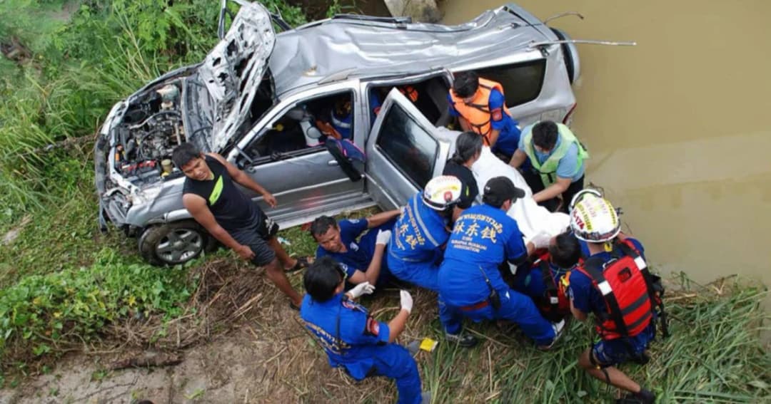 รถยนต์ตกสะพาน ดับ 3 เจ็บ 1 สุดสลด มีเด็ก 6 ขวบเสียชีวิตด้วย
