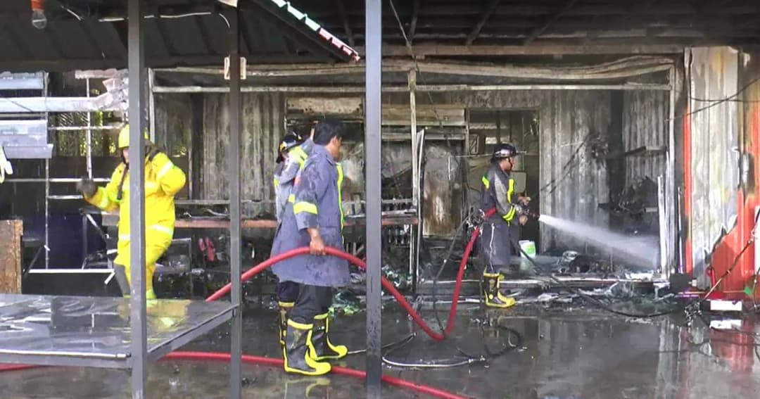 ระทึก! แก๊สระเบิดไหม้ร้านเนื้อย่างกลางเมืองบุรีรัมย์ ระดมสกัดเพลิงจ้าละหวั่น